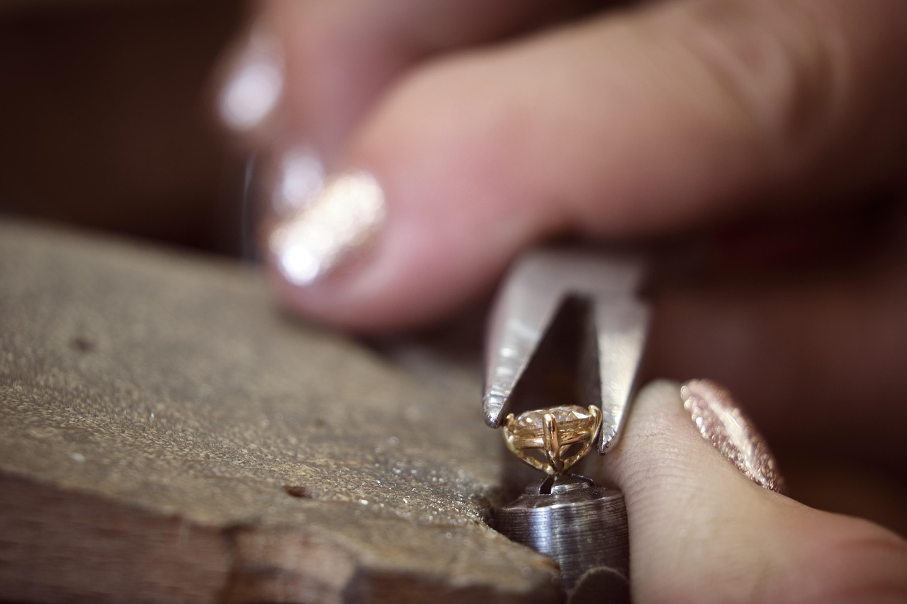 jewellery, brilliant, stud earrings, version, goldsmith, infect, handwork, precision, sensitivity, dexterity, finger, ta